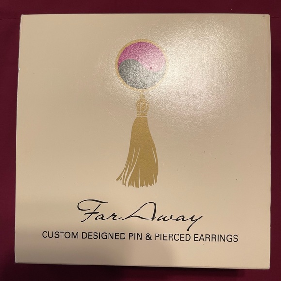 Avon Pin and Pierced Earrings - Picture 5 of 5